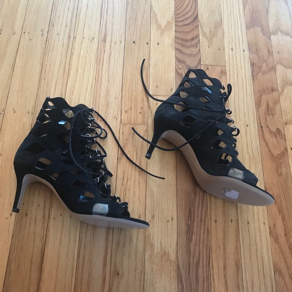 Gianvito Rossi
Curvy Cutout Lace-Up Suede Sandal - Picture 5 of 9